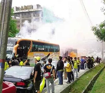 penyokong jdt serang penyokong perak - jdt vs perak 2-0 2014