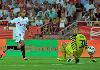 Luis Fabiano menjaringkan gol penyamaan Sevilla.