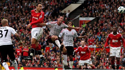 Berbatov menanduk masuk gol kemenangan Manchester United.