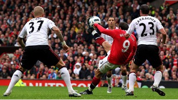 Gaya Berbatov ketika menjaringkan gol kedua dalam aksi menentang Liverpool minggu lalu.