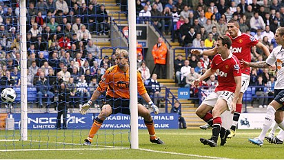 Michael Owen menjaring gol penyamaan United dalam aksi EPL menentang Bolton malam ini.