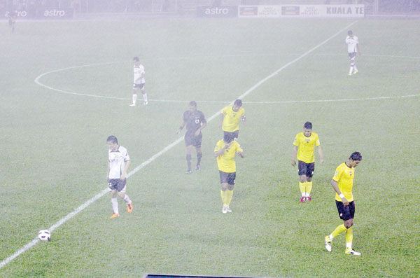 Insinden baling botol semasa aksi Piala Malaysia 2011, Terengganu lawan Negeri Sembilan