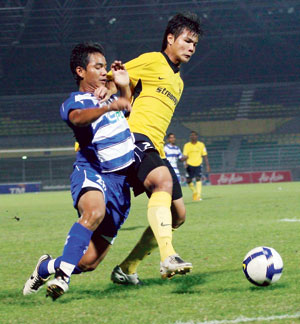 MUSLIM (kanan) tidak dapat diturunkan pada aksi pembukaan Piala FA malam ini kerana menyertai latihan pusat skuad Olimpik negara.