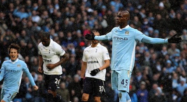 Mario Balotelli pijak kepala Scott Parker