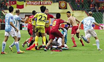 Insiden gaduh pemain ATM vs Selangor Piala FA 2013